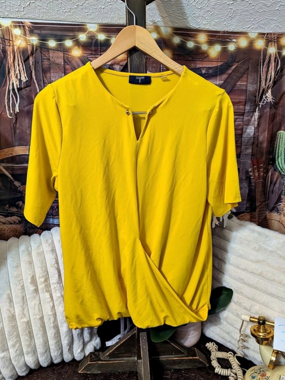 Tahari Short Sleeve Blouse in Yellow Size Large